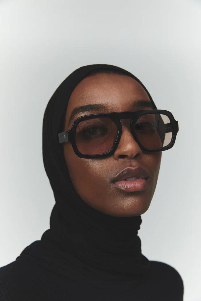 ジェイソンです！ Jane in Black Gloss with Light Brown Lens | Sunglasses by Elisa